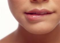 Как сохранить красоту губ?