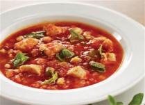 Горячий испанец к ужину: готовим гороховый суп со шпинатом и помидорами